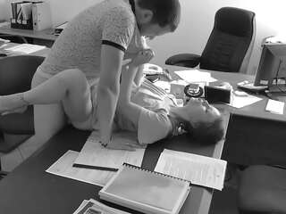 Den sjef fucks hans liten sekretær på den kontor bord og videoer det på skjult kamera