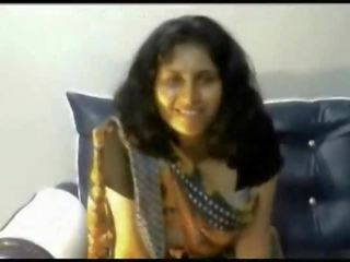 Desi ấn độ trẻ phái nữ tước trong saree trên webcam hiển thị bigtits