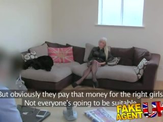 Fakeagentuk vies tremendous blondine houdt een bit van anaal seks