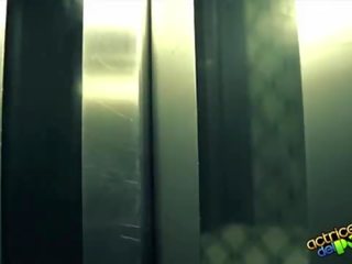 Lara y su มินิ atrapados en el ascensor